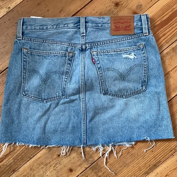 Levis skirt - Picture 2 of 2